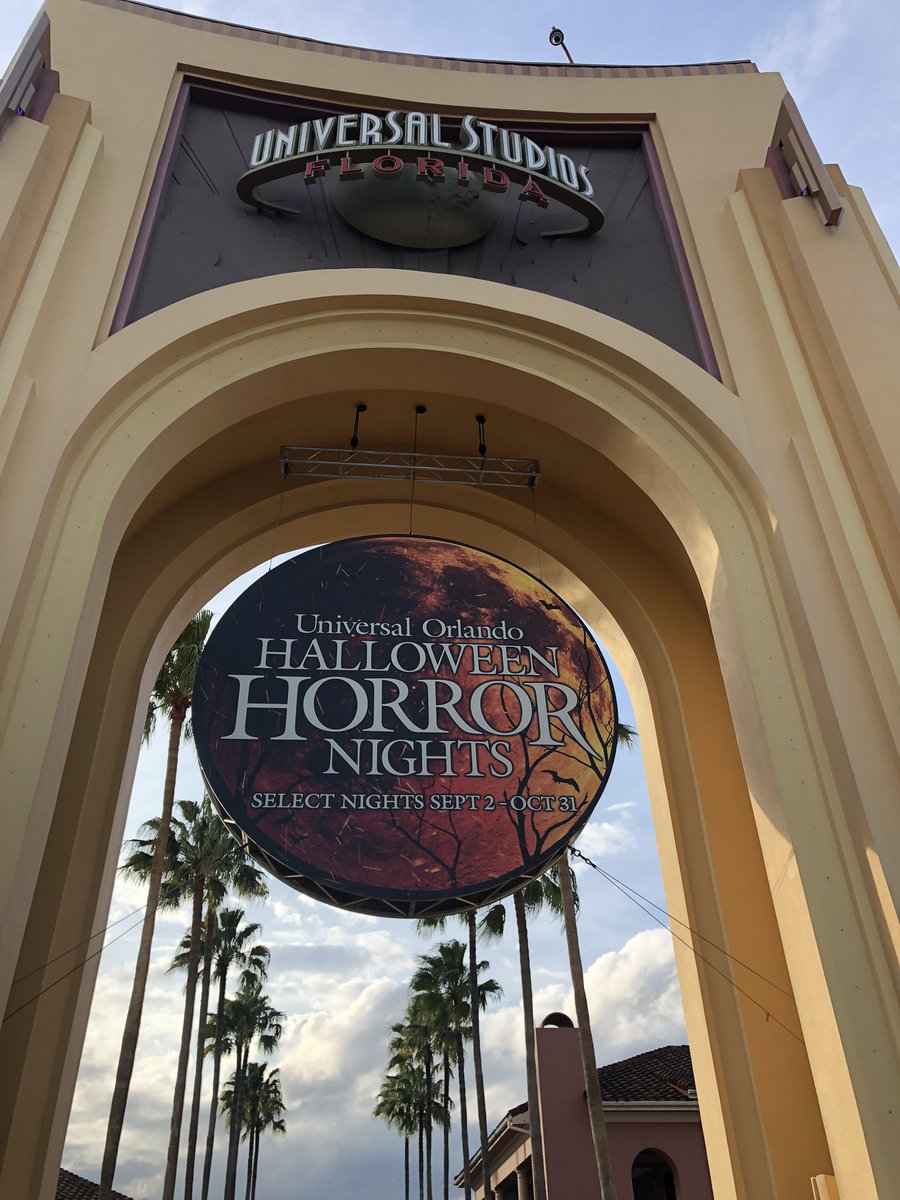 CosmicChaosCats's tweet photo. HHN was a great night! I love this family I gained. @UniversalORL #Halloweenhorrornights #HHN #hauntedhouse #universallegends #halloween #spookyseason https://t.co/wILtONTKLq