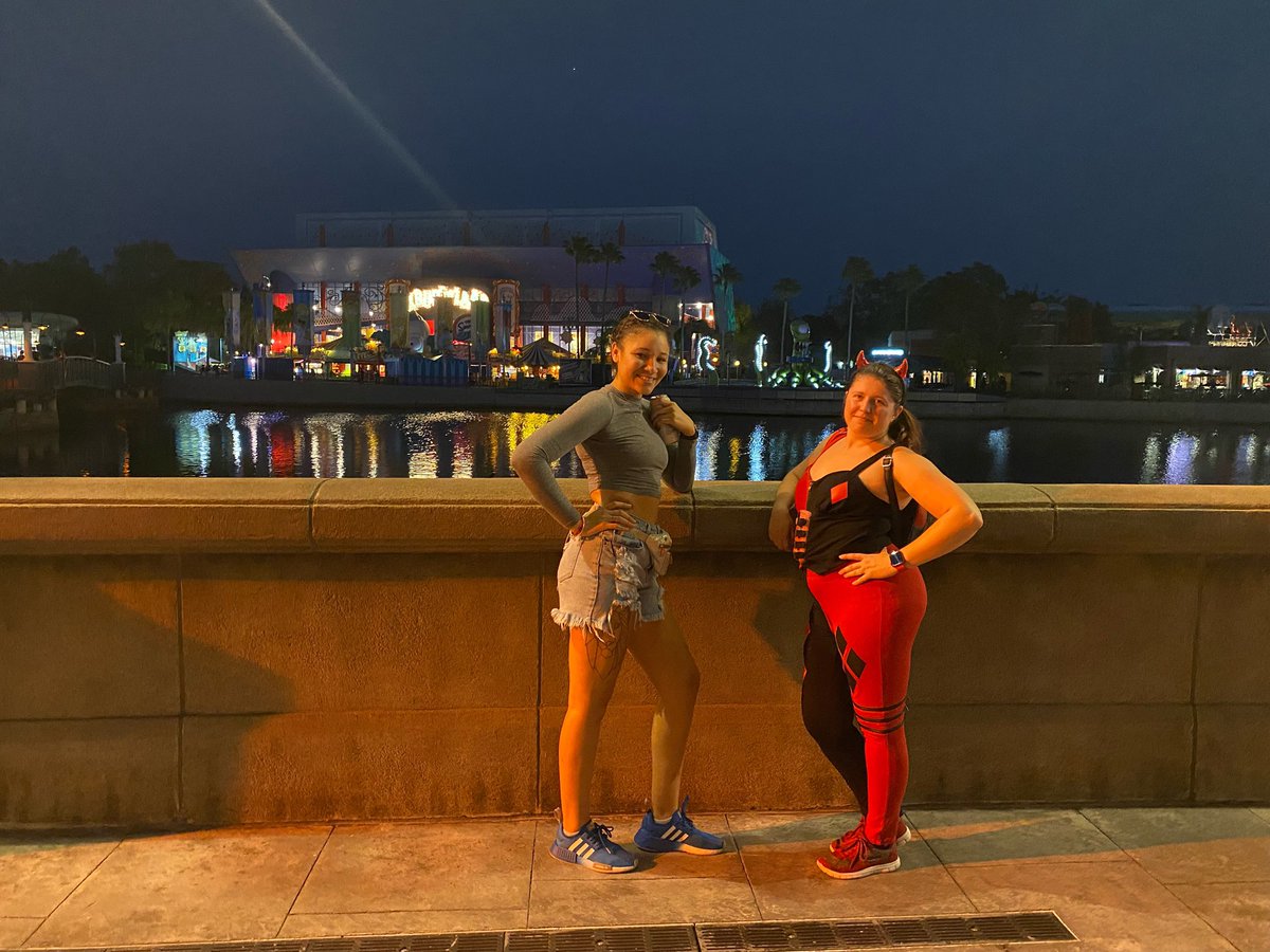 CosmicChaosCats's tweet photo. HHN was a great night! I love this family I gained. @UniversalORL #Halloweenhorrornights #HHN #hauntedhouse #universallegends #halloween #spookyseason https://t.co/wILtONTKLq