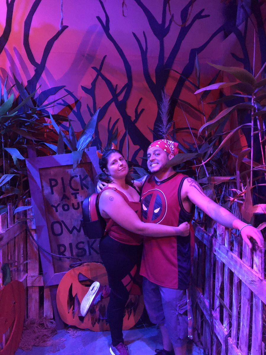 CosmicChaosCats's tweet photo. HHN was a great night! I love this family I gained. @UniversalORL #Halloweenhorrornights #HHN #hauntedhouse #universallegends #halloween #spookyseason https://t.co/wILtONTKLq