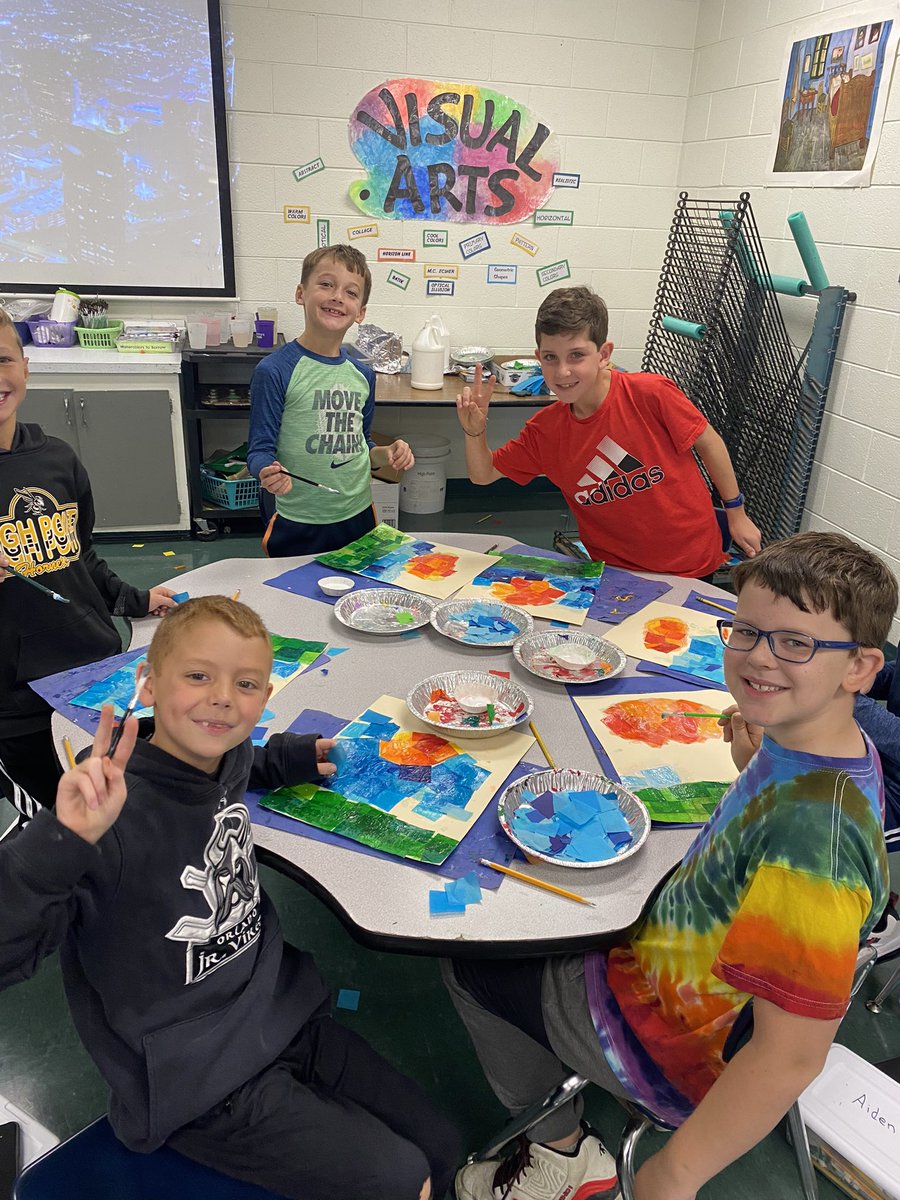 GrasmanGrasman's tweet photo. @MrsLoriMathias Adding some bright Fall colors to this gloomy day๐๐#modgepodge #osd135 #bethereason @hpointschool https://t.co/QzVesZmePy