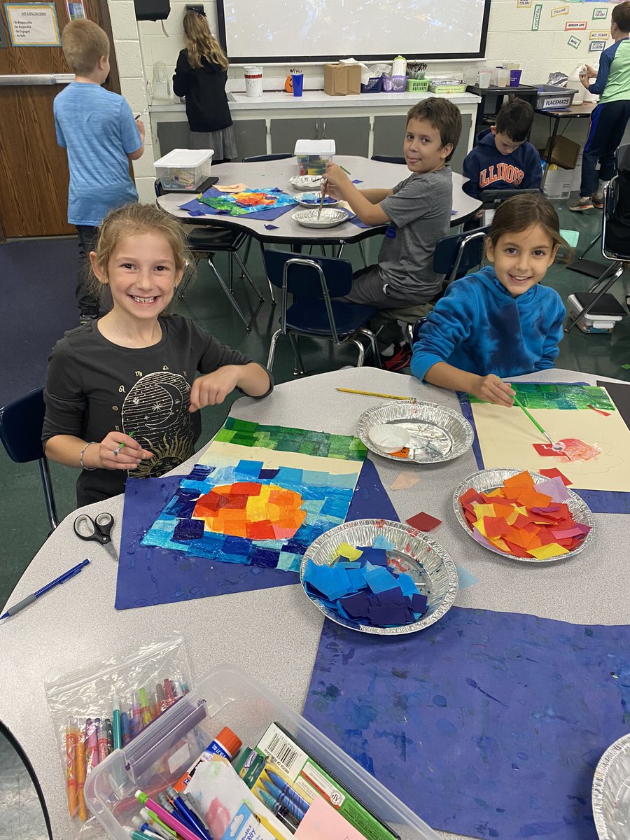 GrasmanGrasman's tweet photo. @MrsLoriMathias Adding some bright Fall colors to this gloomy day๐๐#modgepodge #osd135 #bethereason @hpointschool https://t.co/QzVesZmePy