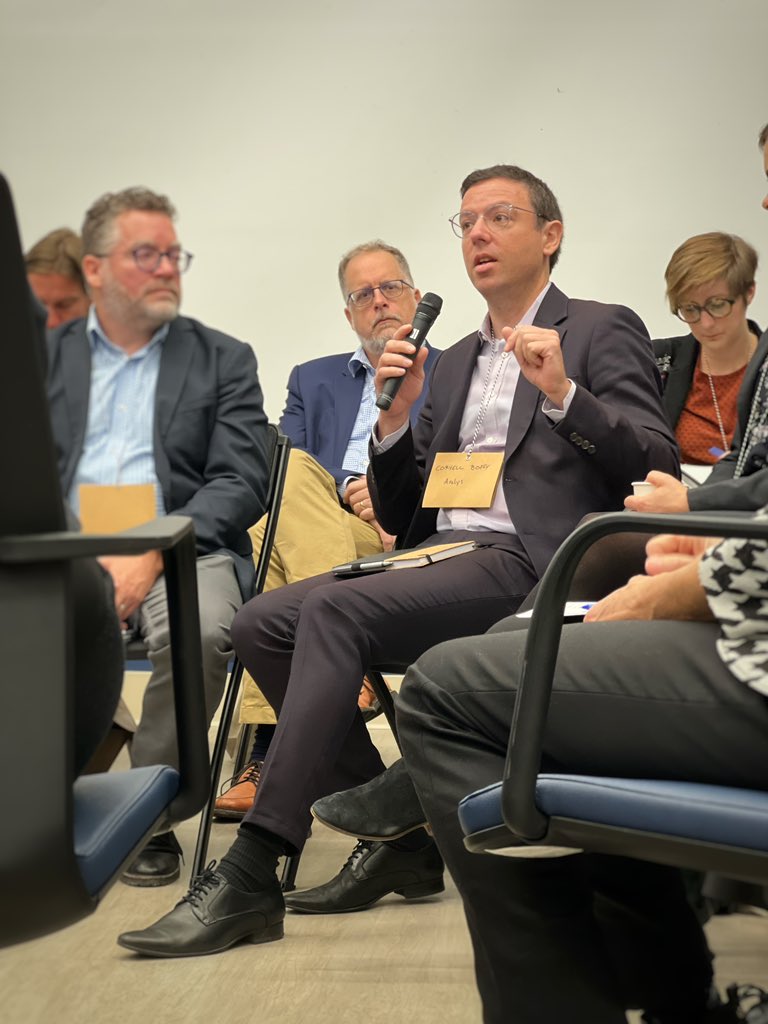 The/La Collaborative tweet media