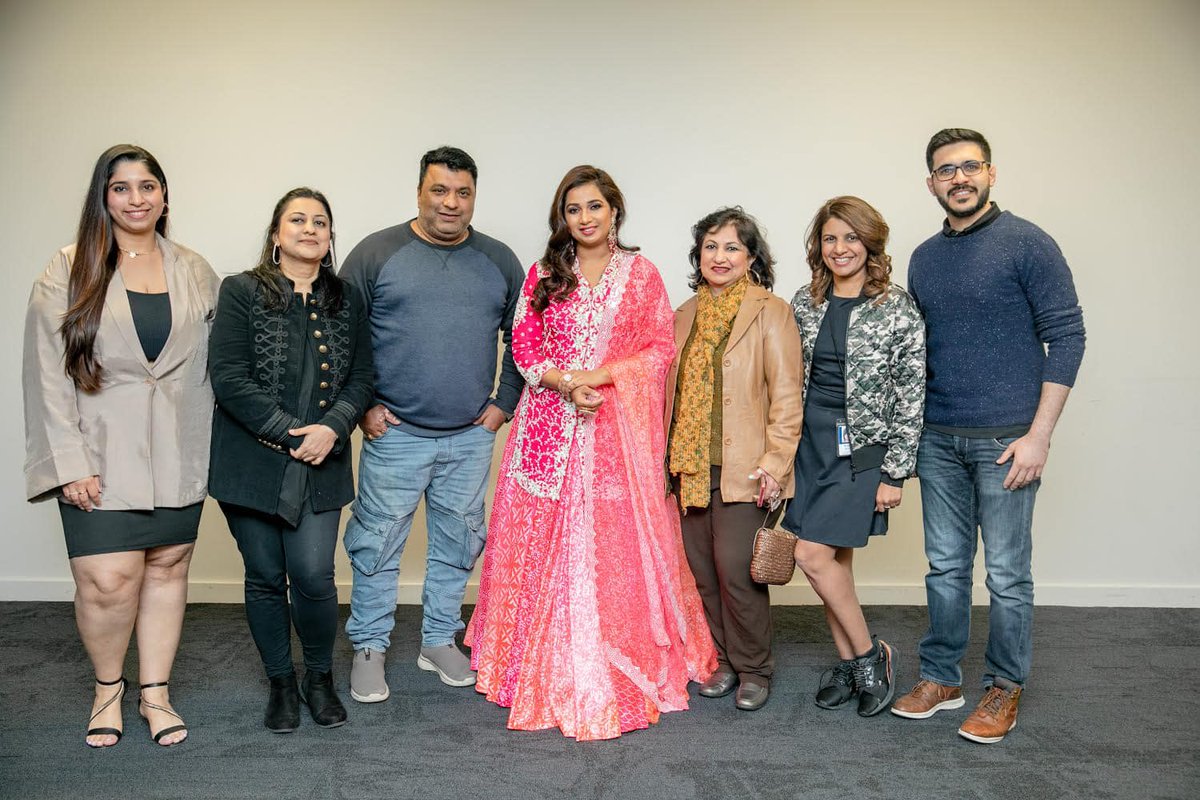Surma_SG's tweet photo. Fan moments from Auckland🌸♥
#ShreyaGhoshal
#20YrsOfSG https://t.co/UVFoBAdCj5
