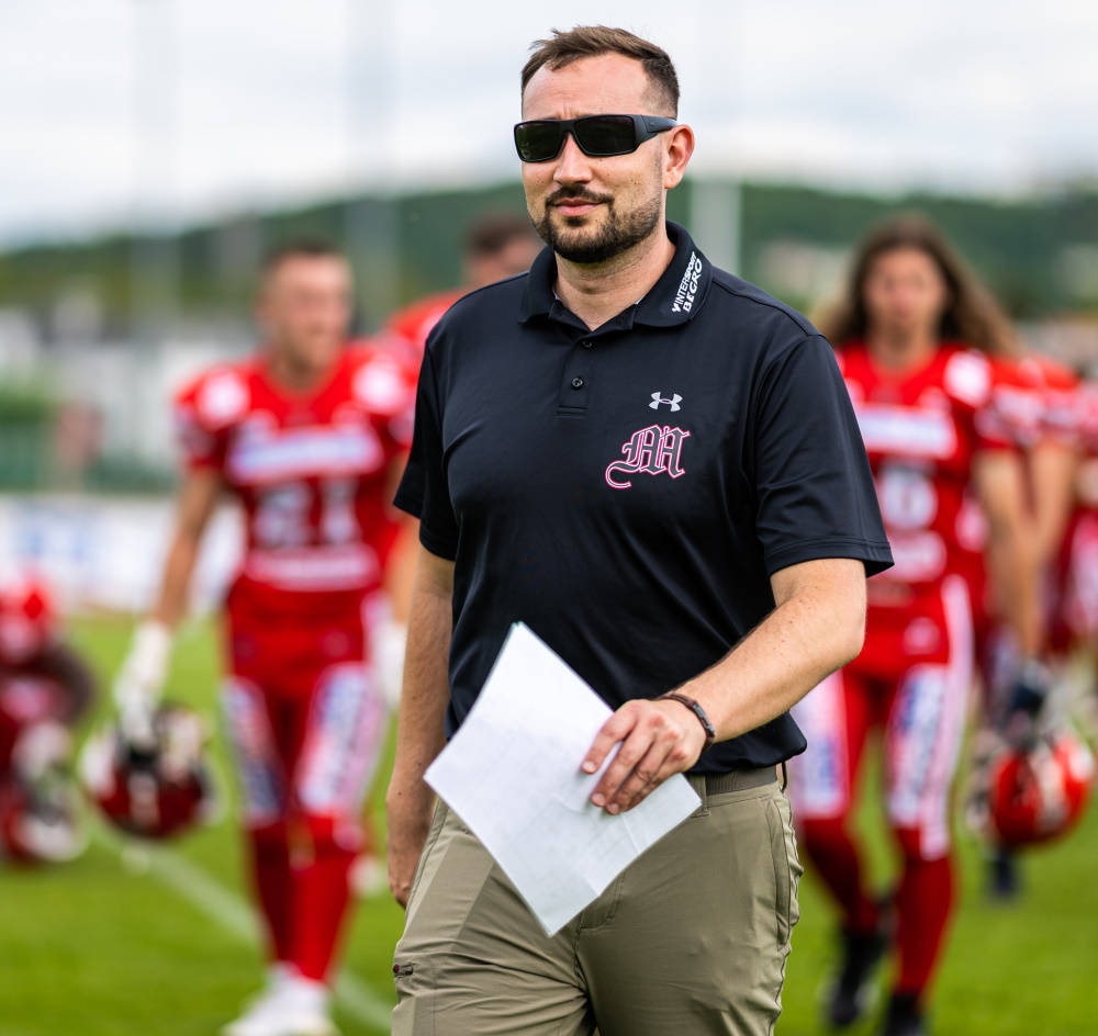 Augie Stevens bleibt auch 2023 Headcoach der Mercenaries
Mehr dazu: mercenaries.de/news/3294/21/A…
📷 Stefan Tschersich
#AmericanFootball #Marburg #Mercenaries #GFL #mercs #marburgfootball #mittelhessen #afvd #afvh #gfltv #GFL2 #landesliga #football #mm2023 #erima