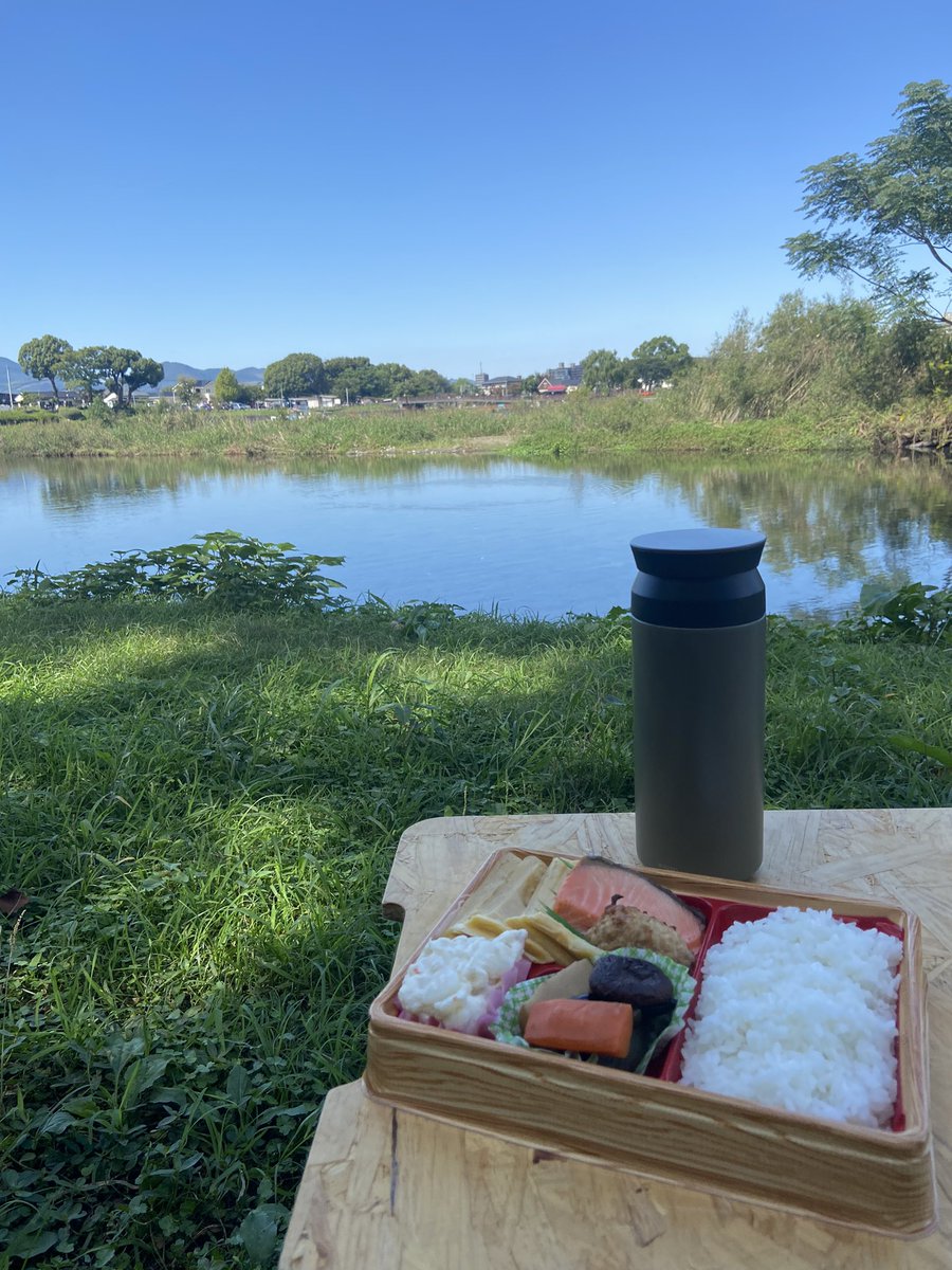 0529ricky18's tweet photo. 今日も都市公園のほとりで昼食。
程よい木陰に綺麗な水。
数年ぶりに釣りをしてみたいって思った。まだ実家に道具あるだろうな。探してみようかな。
#アウトドア好きな人と繋がりたい 
#ピクニック愛好家
#外ご飯最高
#ラングラーアンリミテッド https://t.co/JI5OHYVhH7