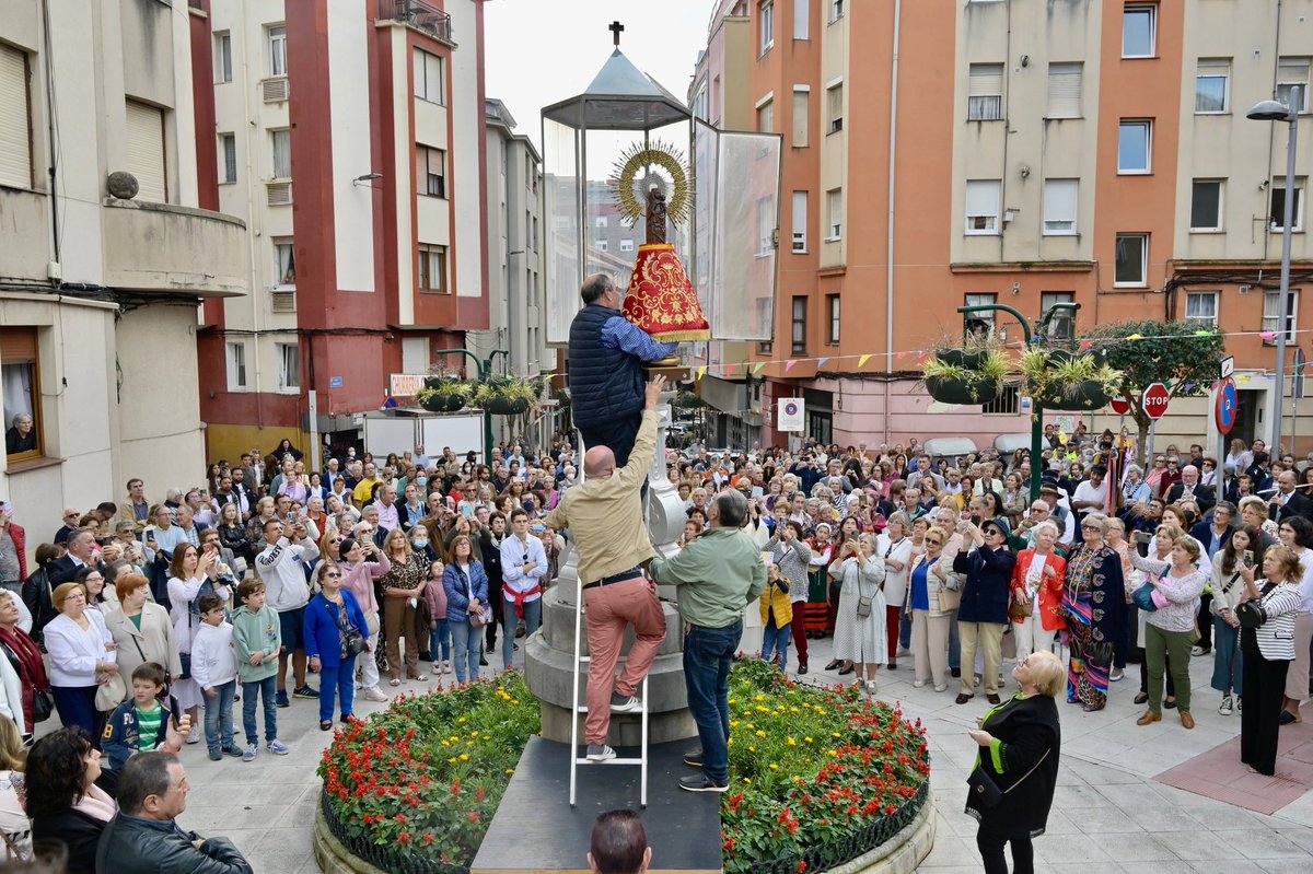 danyportilla's tweet photo. 🇪🇸 Hoy #12deOctubre hemos celebrado en el barrio #Perines de #Santander la #FiestaDelPilar y nuestra querida #Fiesta #Nacional de #España.
👏🏻 Mi agradecimiento a la AA.VV. de Perines por su esfuerzo y dedicación en esta celebración tan importante.
¡Viva la Virgen del Pilar! https://t.co/YnFVIySRqV