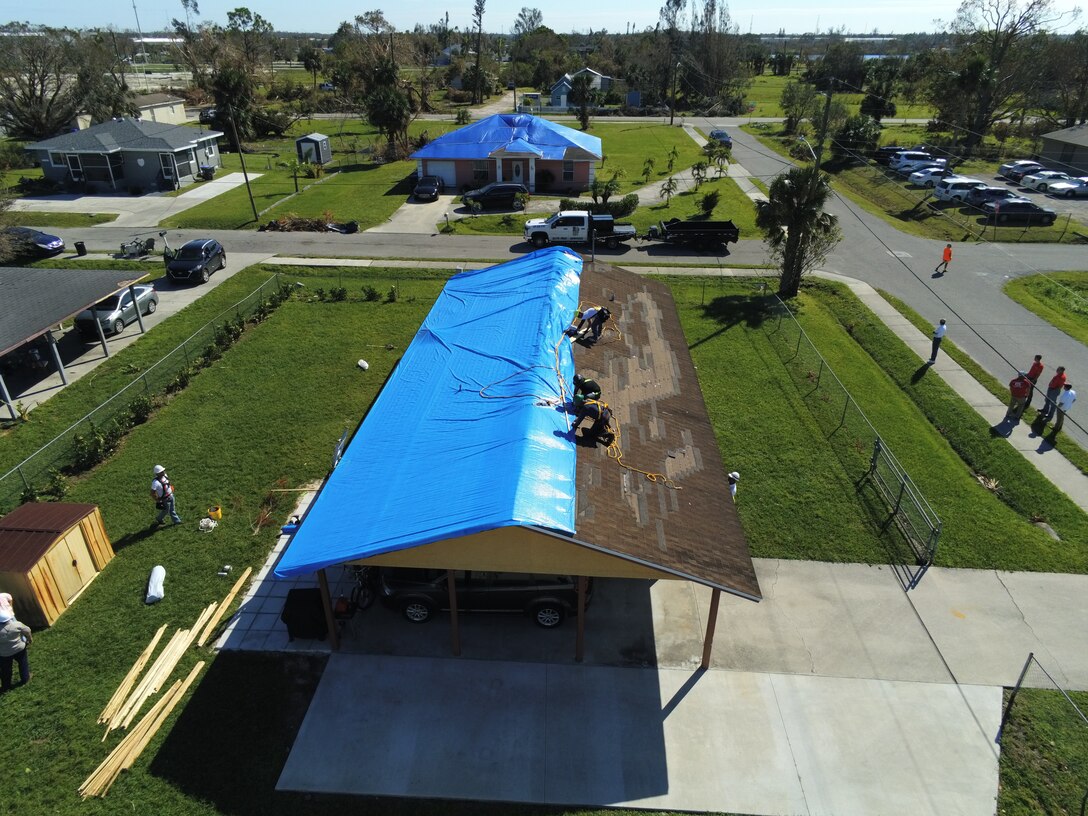 JaxStrong's tweet photo. Temporary blue roofs offered through the #USACE Blue Roof program are free! Here's how to spot a #USACE employee or contractor and what to do if you suspect fraud:
https://t.co/aJCwRcYVFG
#hurricaneian2022 #usace #operationblueroof #bluetarps #freetarps https://t.co/KXQPeyFB6p