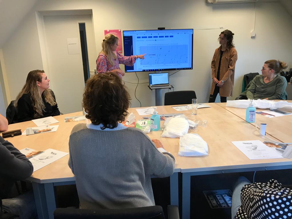 ElverZorg's tweet photo. Vandaag dag 1 van #Elver #Zorgtech '22. Een 2-daagse bomvol technische snufjes om onze zorgcollega's mee kennis te laten maken. Technologische hulpmiddelen zijn de toekomst. Ze kunnen bijdragen in het ontlasten of ondersteunen van onze medewerkers #Zorgdomotica #Slimme-inco #TZA https://t.co/ggYDjPUTaa