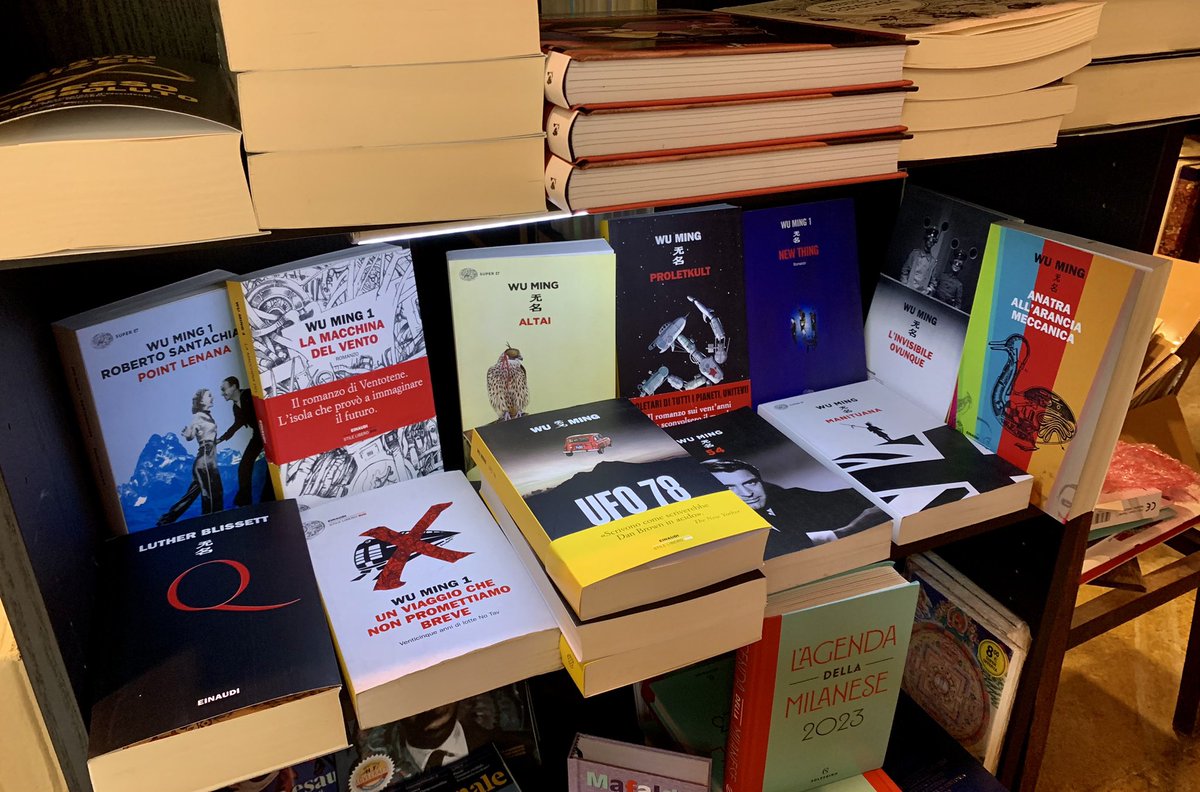 Chiarabarbie's tweet photo. Avvistamenti UFO #UFO78  alla libreria di quartiere @LdQ_Milano 
All’interno bizzarri altarini per accogliere ufo e rendere omaggio a oggetti narrativi non identificati, romanzi e WuMing!
Grazie WuMing @Einaudieditore https://t.co/eEZO8zj6RS