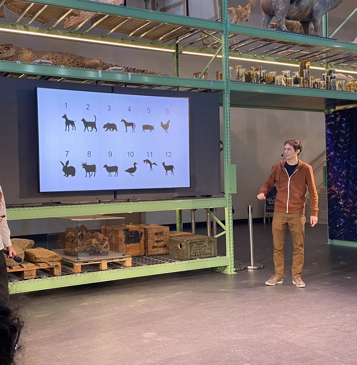 Onbekend maakt onbemind. Spotlight in de zaal Live Science met <a href="/MichielMimosa/">Michiel Hooykaas</a> maakt dat ik zin krijg om een prentenboek over een mestkever of pimpelmees te maken. <a href="/museumnaturalis/">Naturalis Biodiversity Center</a>