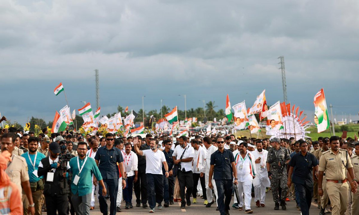 Jairam_Ramesh's tweet photo. Today the 35th day of #BharatJodoYatra was easily the hottest so far, but that did not prevent tens of thousands joining in the evening. By 5 pm though clouds had gathered and rains came. That did not dampen the spirits in any way. The padayatris walked 25 kms today 1/2 https://t.co/3BdoNSuzbo