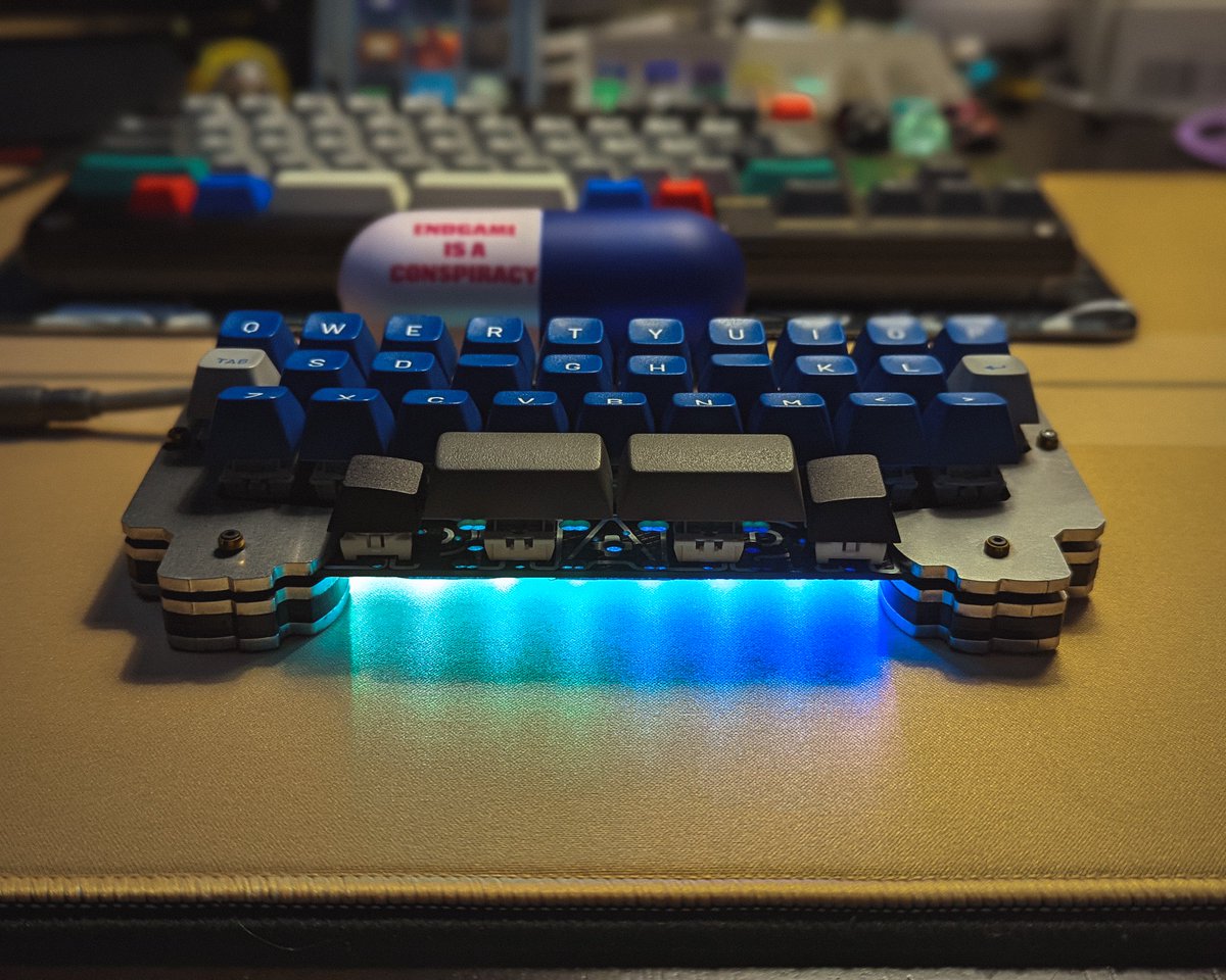 foongish's tweet photo. The amazingly comfy &amp; compact Alphalpha+v2 by my buddy OTTIMO (https://t.co/UB15rNY6a9), w/ a Steel+Acrylic stacked-case from a small GB on the 40% discord. #40percentkeyboard #alpha28 #MechanicalKeyboard #alphastagger #keebs #KEEB_PD #ortholinear https://t.co/IkSYEaeKBt