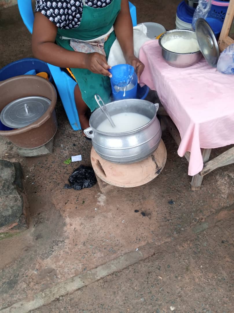benedictakekeli's tweet photo. #brandingafrica Repas togolais, peut être pris au petit déjeûner ou au goûter : #akassan (bouillie de maïs), 🥣#botocoin (beignets de blé) 🍩 et #azin 🥜(arachides grillées)
#Tgtwittos #Denyigban🇹🇬 https://t.co/mv3Y2vLZXu