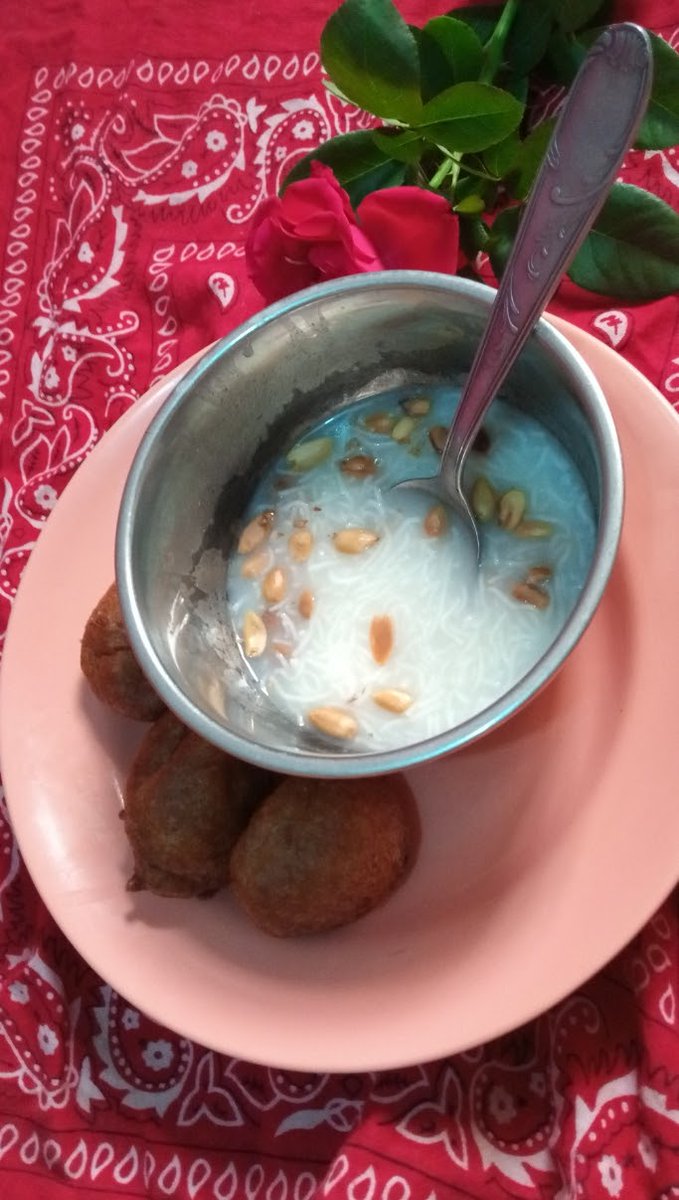 benedictakekeli's tweet photo. #brandingafrica Repas togolais, peut être pris au petit déjeûner ou au goûter : #akassan (bouillie de maïs), 🥣#botocoin (beignets de blé) 🍩 et #azin 🥜(arachides grillées)
#Tgtwittos #Denyigban🇹🇬 https://t.co/mv3Y2vLZXu