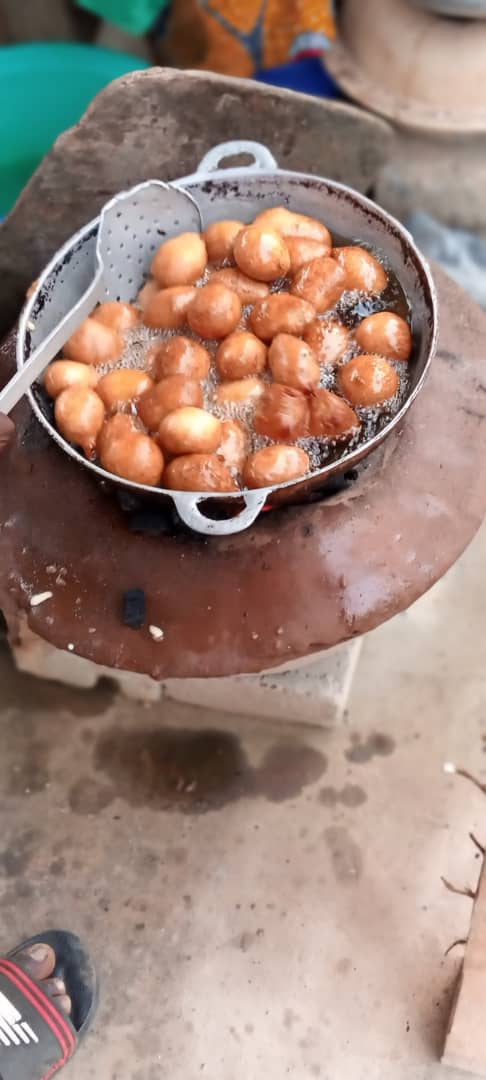 benedictakekeli's tweet photo. #brandingafrica Repas togolais, peut être pris au petit déjeûner ou au goûter : #akassan (bouillie de maïs), 🥣#botocoin (beignets de blé) 🍩 et #azin 🥜(arachides grillées)
#Tgtwittos #Denyigban🇹🇬 https://t.co/mv3Y2vLZXu