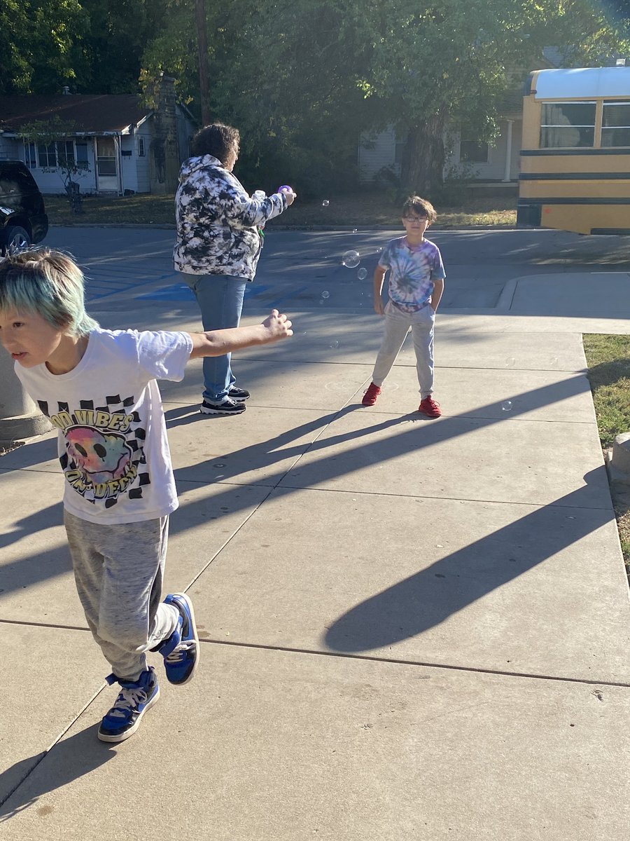 Bubbles, music, and smiling faces… what a great way to be welcomed to school! One of the student greeters said he’s going to put this on his resume. 😎 Impressive stuff, Irving Elementary!
