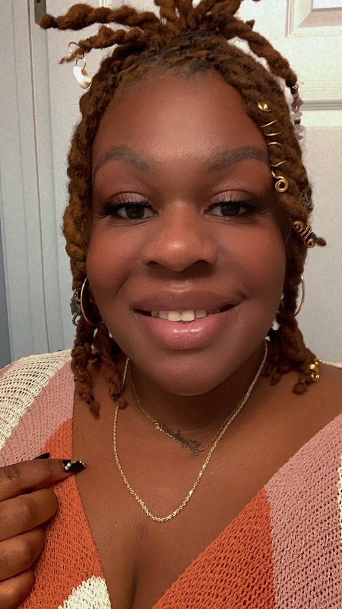 SoFxxxkinRoyal's tweet image. Rare picture of me smiling 

#HappyBirthday2Me #ThirtyFree