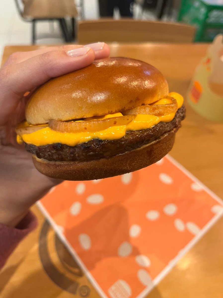 É cheddar que vocês pediram? 🧀 Pois - Burger King Brasil