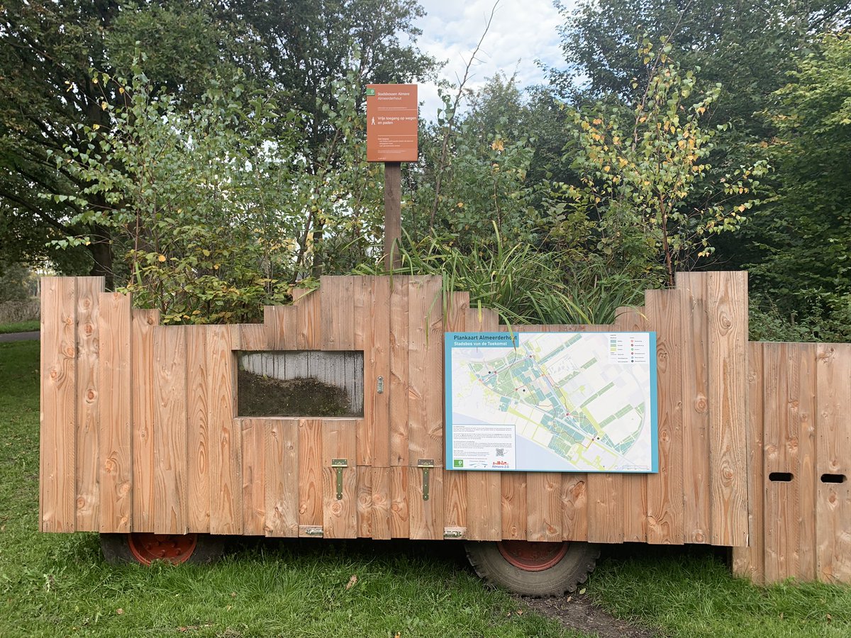 Heerlijk fietsen over de mooie fietspaden in het Almeerderhout en dan deze informatieve mobiele boskar tegenkomen. Top! #spotdeboskar @Boswachteramy