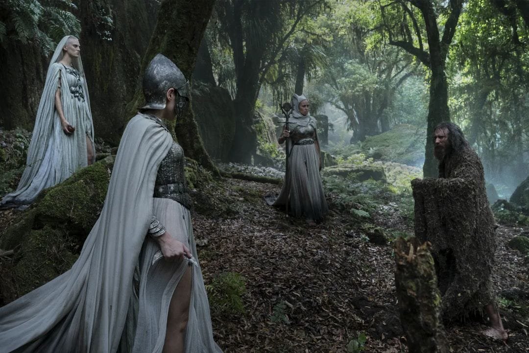 lotronfrases's tweet photo. Sequência de imagens do último episódio da primeira temporada de Anéis do Poder. Temos Galadriel finalmente se encontrando com Celebrimbor, mas destaque para as Três Mulheres encontrando, finalmente, o Estranho. Será o momento de revelação de quem são esses personagens?+ https://t.co/fiSTGJW2ky