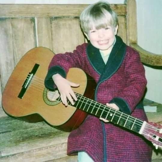 ⠀⠀⠀
⠀⠀⠀   ⃝⃞𝐈𝐍𝐒𝐓𝐀𝐆𝐑𝐀𝐌 𝐒𝐓𝐎𝐑𝐈𝐄𝐒
⠀⠀⠀⠀⠀⠀@𝗧𝗛𝗘𝗦𝗧4𝗥𝗕0𝗬
⠀⠀──────── 𖣔︎ ────────
⠀⠀⠀❝ O mini Chris para vocês.
⠀⠀⠀⠀