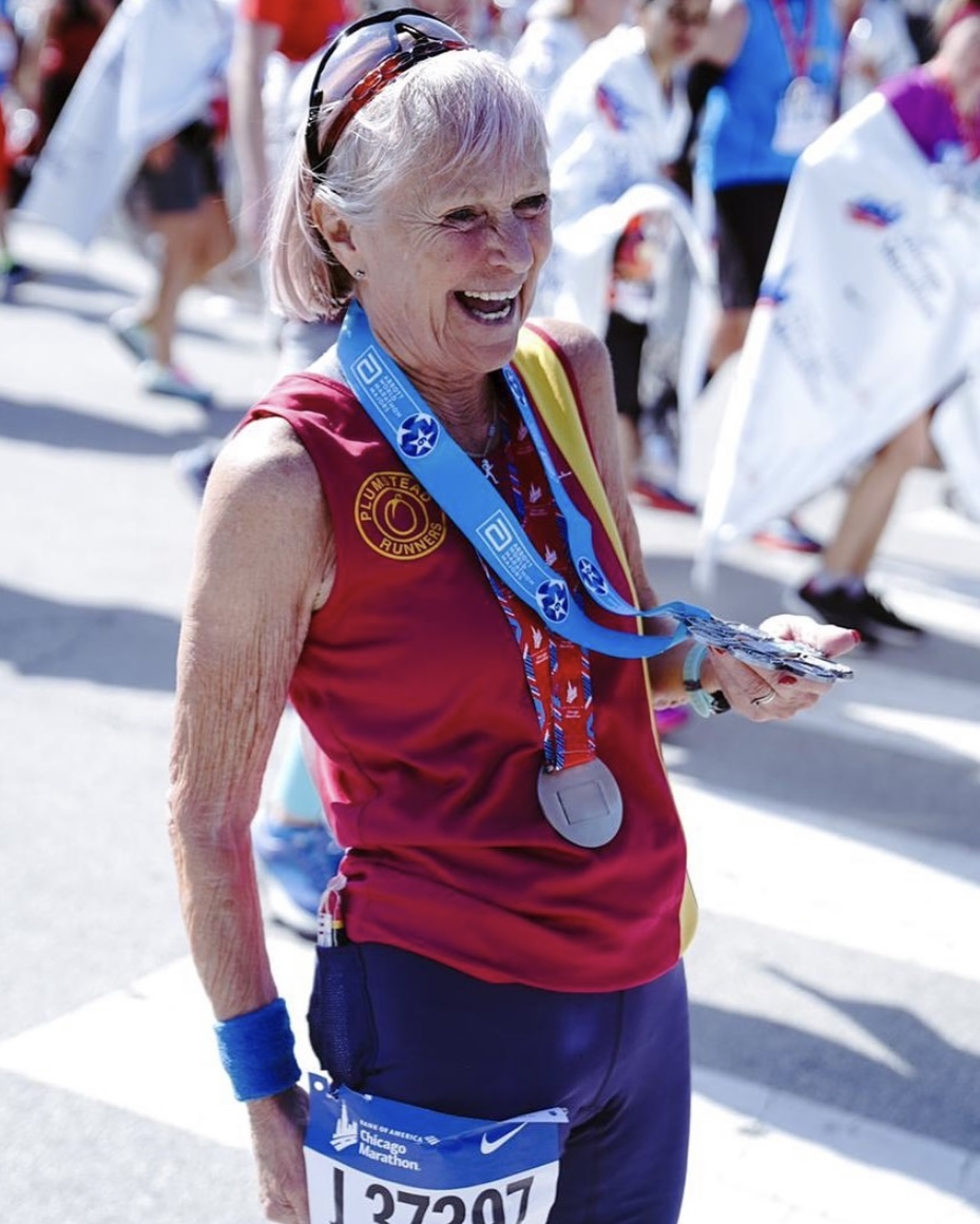 At 77, Gina Little from London not only became the oldest #SixStarFinisher on Sunday, but celebrated her 602nd marathon! Gina has run the @BerlinMarathon 31 times, @LondonMarathon 38 times, including the 2022 races before the @BankofAmerica #ChicagoMarathon. 📸: @WMMajors