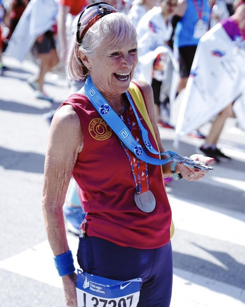 ChiMarathon's tweet photo. At 77, Gina Little from London not only became the oldest #SixStarFinisher on Sunday, but celebrated her 602nd marathon! Gina has run the @BerlinMarathon 31 times, @LondonMarathon 38 times, including the 2022 races before the @BankofAmerica #ChicagoMarathon. 📸: @WMMajors https://t.co/qQSsON3SgO