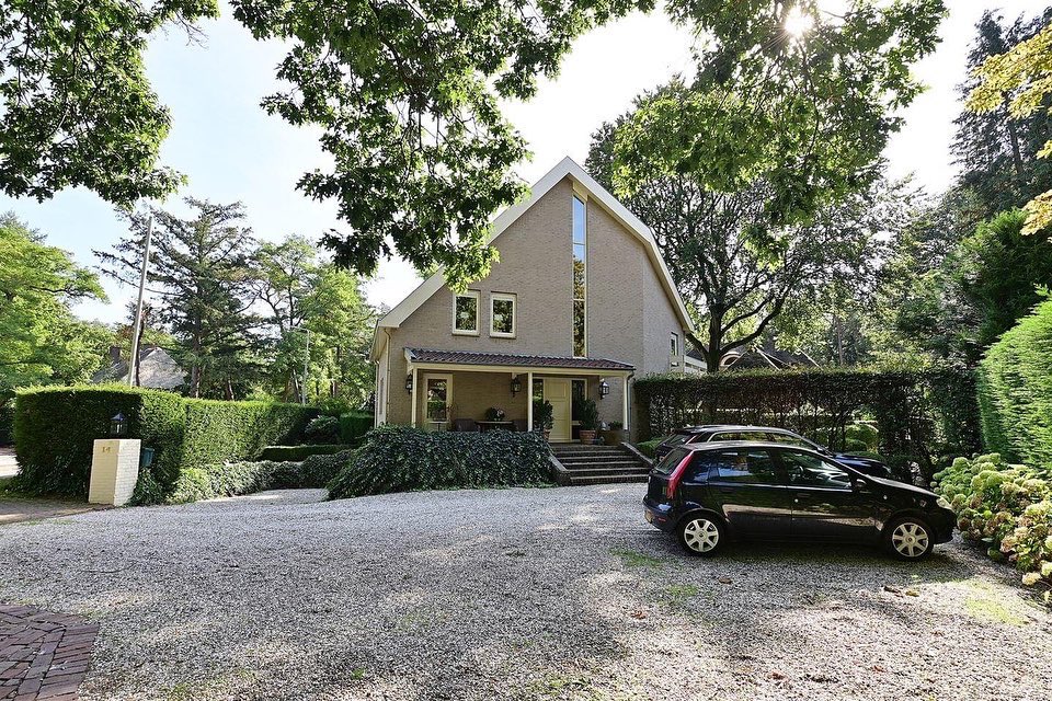 𝐍𝐢𝐞𝐮𝐰! Op deze prachtige villa word je op slag verliefd! Dit geweldige huis heeft een heerlijke tuin op het Zuiden, een multifunctioneel souterrain, 5 slaapkamers en ruime uitbreidingsmogelijkheden. 

Berkenlaan 14 in Hilversum 
👉bit.ly/3fPCbLR
📞 (035) 6284444