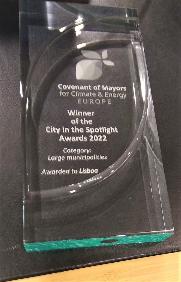 CamaraLisboa's tweet photo. #Lisboa vence o City in the Spotlight Awards 2022🏆 com pontuação máxima em todas as categorias. A CML recebeu, em Bruxelas, o galardão que premeia as cidades com compromisso, motivação e progresso rumo à neutralidade climática. 👏👏 @eumayors #EUregionsweek https://t.co/4wVilA4vwC