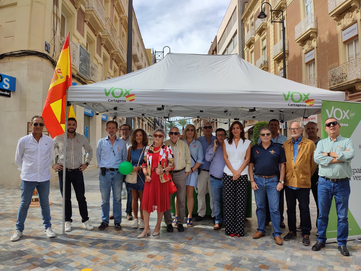 vox_cartagena's tweet photo. Fantástica mesa informativa del día de la Hispanidad🇪🇦. Los cartageneros han demostrado, una vez más, que se sienten orgullosos de celebrar nuestra historia.
Muchas gracias a todos los asistentes y ¡Feliz día de la Hispanidad! https://t.co/07lC6h2iAC