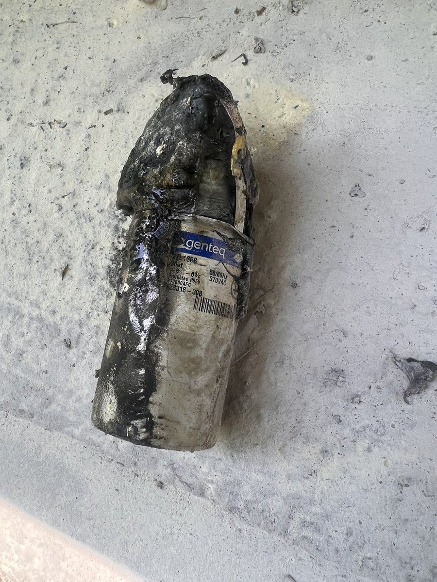 EpiCureMD's tweet image. #AvoidArtesianSpas #IPSPExpo No help from @artesian_spas after our 4 year old tub caught fire from pump capacitor.