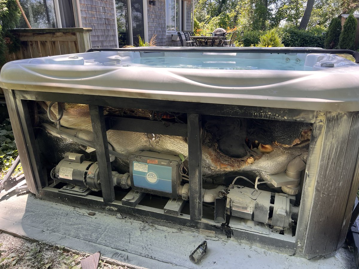 EpiCureMD's tweet image. #AvoidArtesianSpas #IPSPExpo No help from @artesian_spas after our 4 year old tub caught fire from pump capacitor.