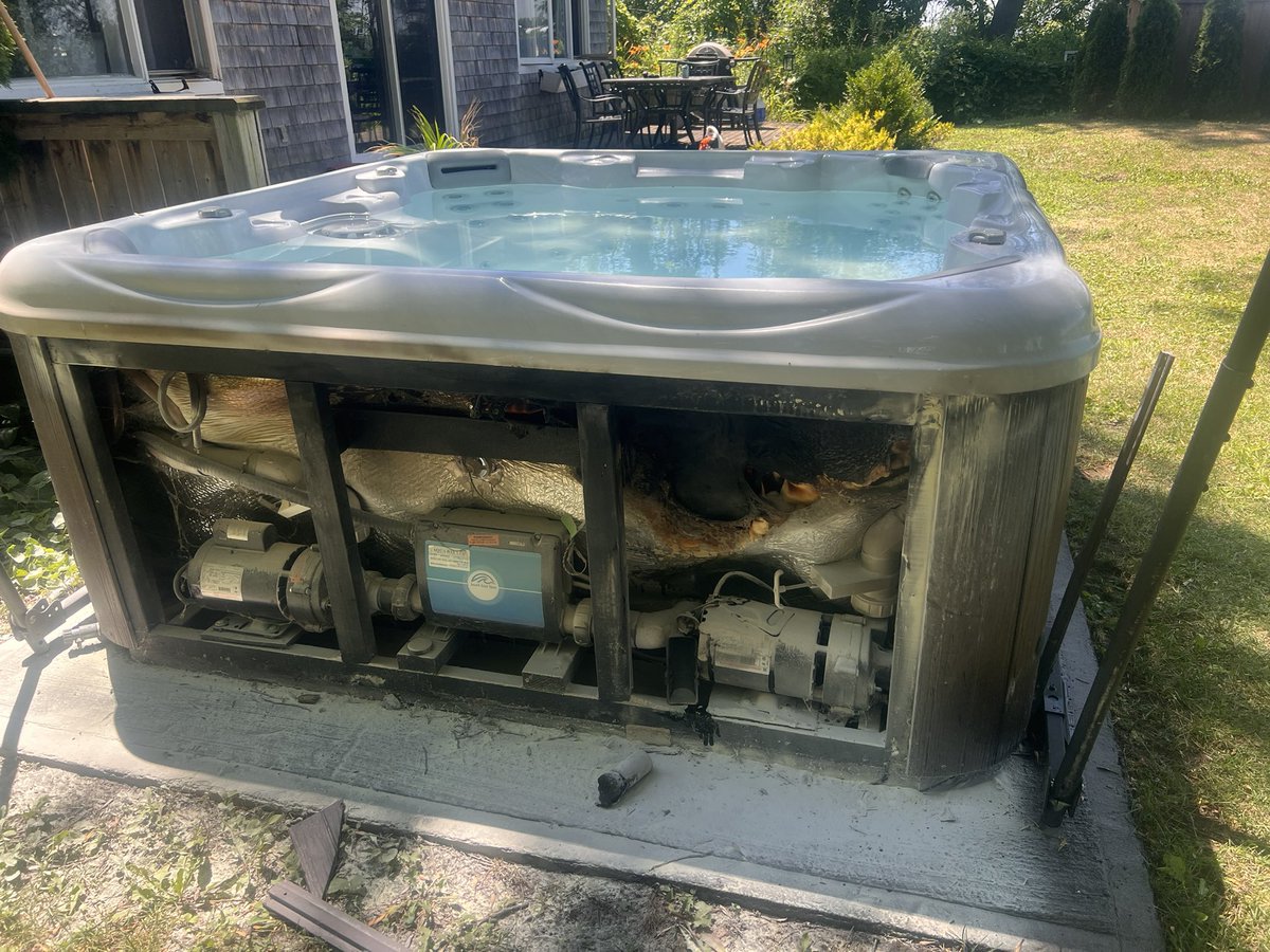 EpiCureMD's tweet image. #AvoidArtesianSpas #IPSPExpo No help from @artesian_spas after our 4 year old tub caught fire from pump capacitor.