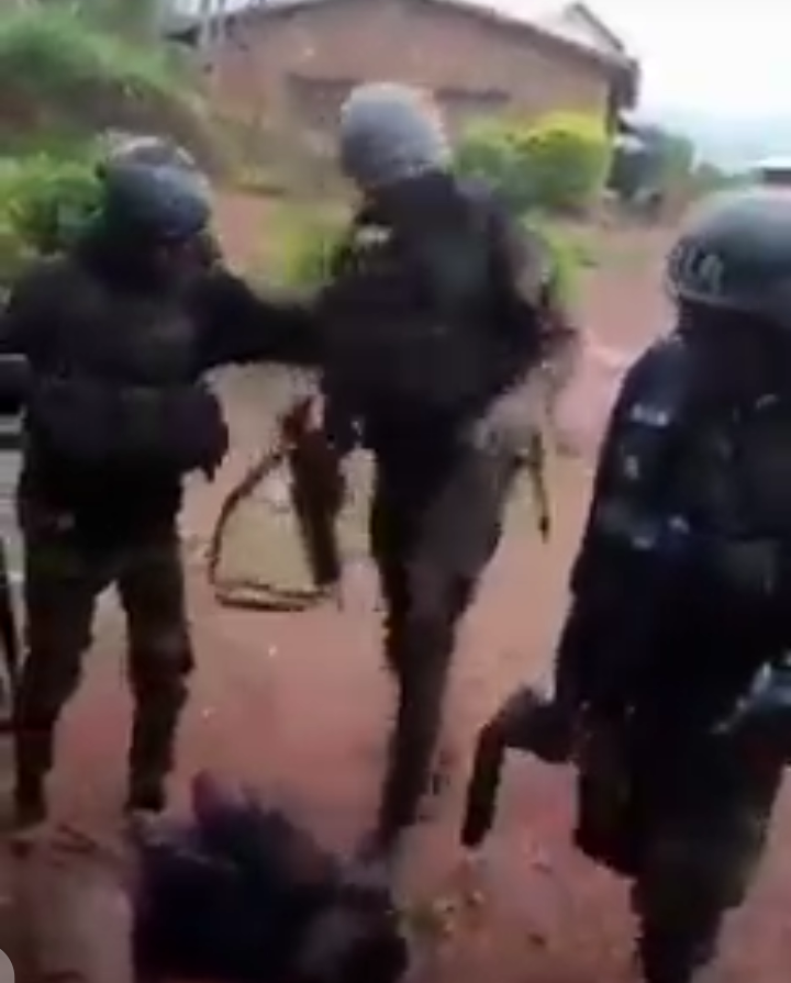 MimiMefoInfo's tweet photo. Bui: Soldiers torture man mercilessly before his wife and kids

Viral footage  which MMI obtained shows the man with his hands tied in to back being beaten and kicked by men in uniform.

Details below 👇🏾
https://t.co/OPwGyImrEA https://t.co/Zra7wE9cZS