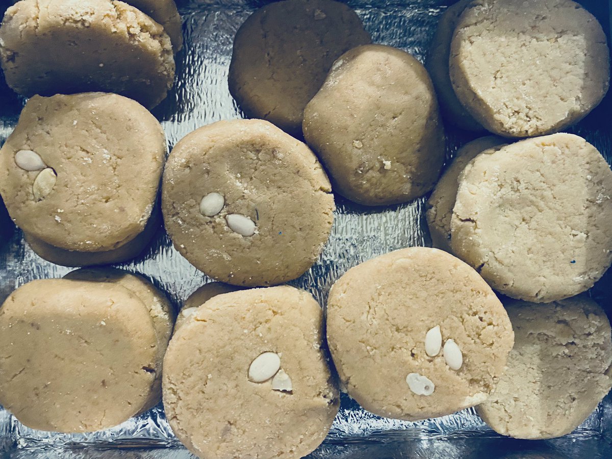 EvolveLeadLove's tweet photo. Inhauna ke Pede
I love the sondhapan of desi mithaiyan.
#Sweets #Food #Inhauna #UttarPradesh #StreetFood https://t.co/7ob2nn1A8q