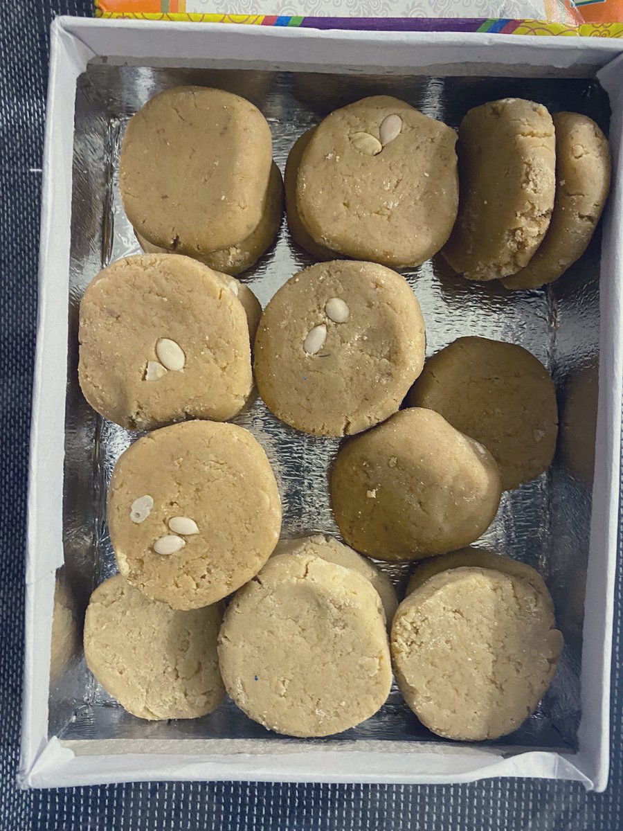EvolveLeadLove's tweet photo. Inhauna ke Pede
I love the sondhapan of desi mithaiyan.
#Sweets #Food #Inhauna #UttarPradesh #StreetFood https://t.co/7ob2nn1A8q