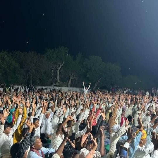 GKTSPRESSMEDIA's tweet photo. આજે ઠાકોર સમાજના હજારો વડીલો અને યુવાનોએ રાધનપુર અને રાધનપુરના સમી તાલુકા ના સ્નેહ સંપર્ક કાર્યક્રમમાં જોડાઈને અવિશ્વસનીય સ્નેહ અને સમર્થન આપ્યું હતું. 
સમાજ માટે કંઈક કરવું હોય તો સાથે રહેવું જરૂરી છે. https://t.co/8kUbrazFQ3