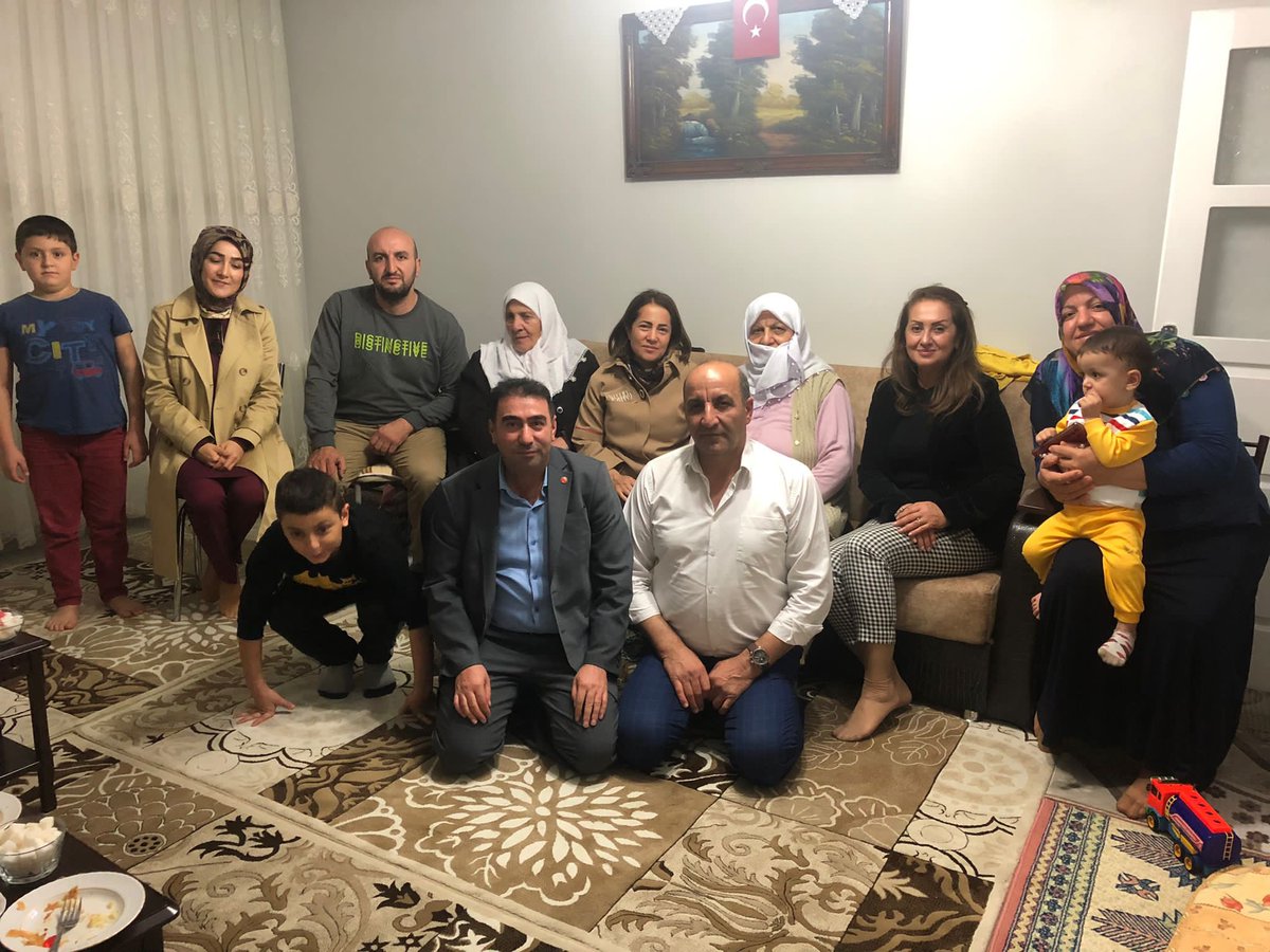 #VatanSizeMinnettar🇹🇷

Şehit Polis Köksal Bulut'un vefat eden kıymetli babası Tahsin Bulut için ailesine taziye ziyaretinde bulunduk.

Milletimizin huzur ve güvenliği için kendini feda eden kahraman şehidimize ve onu yetiştiren merhum babasına rahmet diliyorum.🤲 @slmnycl