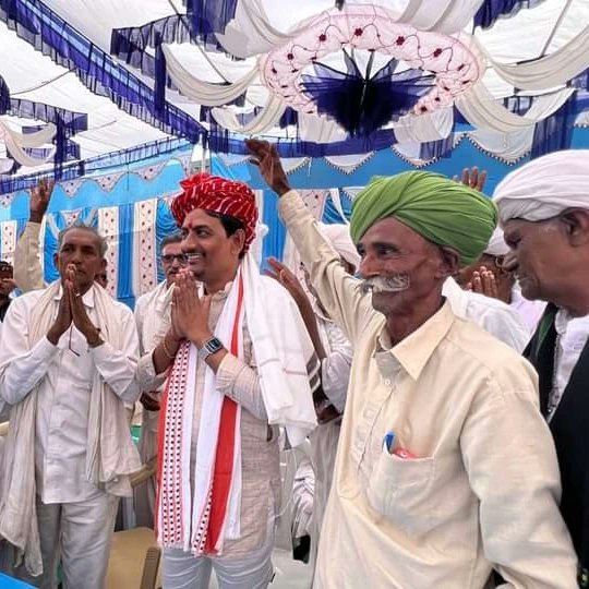 GKTSPRESSMEDIA's tweet photo. આજે ઠાકોર સમાજના હજારો વડીલો અને યુવાનોએ રાધનપુર અને રાધનપુરના સમી તાલુકા ના સ્નેહ સંપર્ક કાર્યક્રમમાં જોડાઈને અવિશ્વસનીય સ્નેહ અને સમર્થન આપ્યું હતું. 
સમાજ માટે કંઈક કરવું હોય તો સાથે રહેવું જરૂરી છે. https://t.co/8kUbrazFQ3
