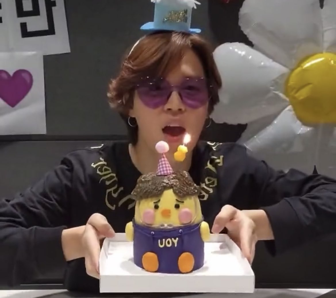 PJM_vocal's tweet photo. ITS A POUT WHEN HE DOESNT EVEN TRY , THE CAKE HAS WITH YOU HOODIE , THE CUTEST CAKE EVER https://t.co/NYzE6Wgazb