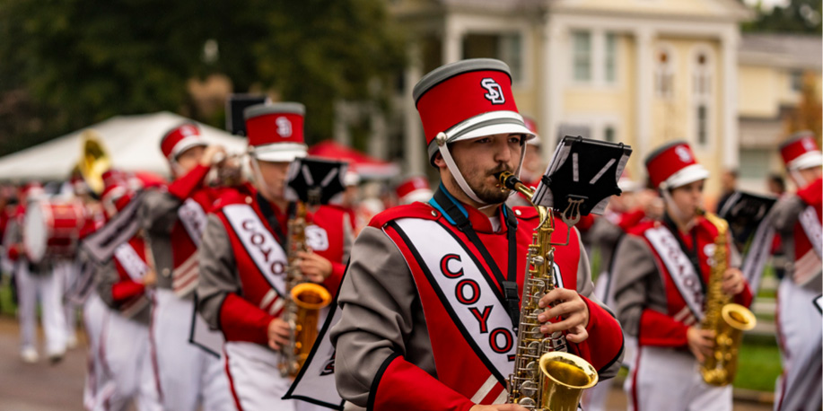 USD alumnus Bob Frieberg '57, '61 is known for his legal counsel, volunteerism, philanthropy and USD pride, and now, he’ll also be known as the 2022 Dakota Days Parade Grand Marshal.

Read more 👉 yote.us/3Vi1u9H 🐾#YoteLife