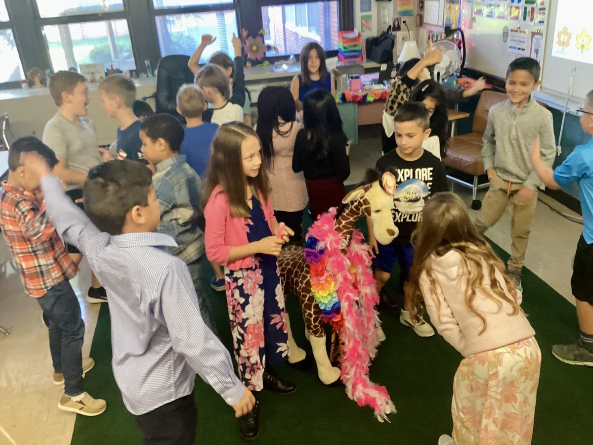 senoritakubu's tweet photo. Ss asked if “Geraldo el Jirafa” could participate in our #InsideOutsideCircle activity today. Of course I said ¡SÍ! @RobertHunterES @FlemRarSchools https://t.co/sP0xtcYimz