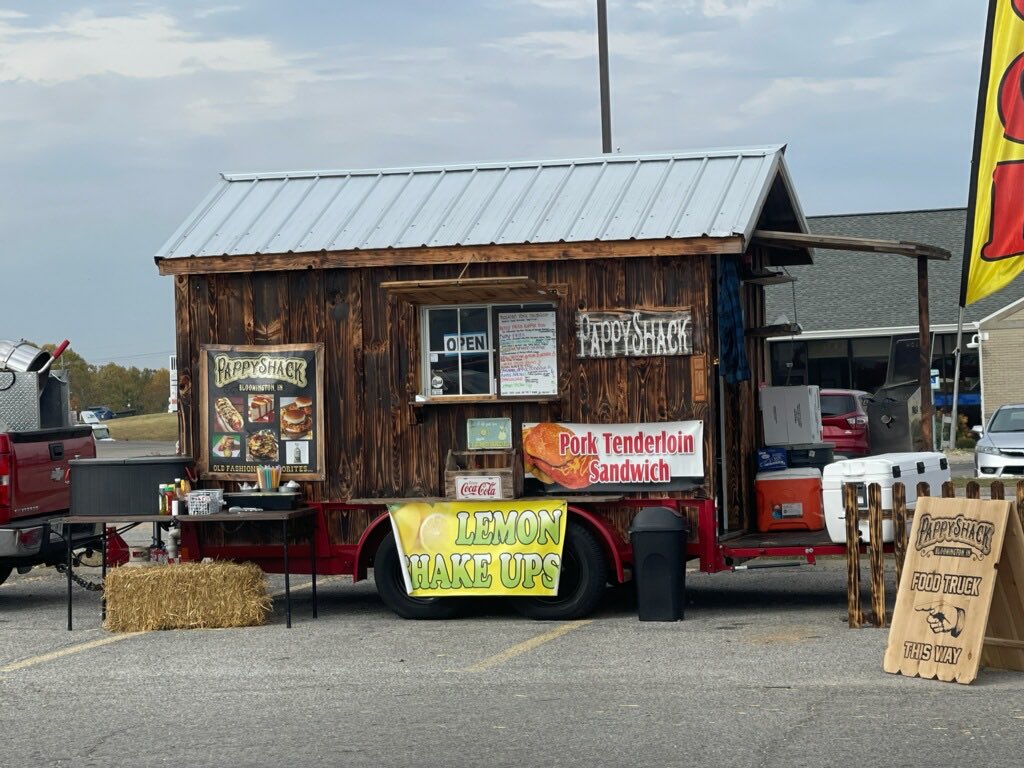 RobinLeeSr9's tweet photo. Food Truck here at the Rural King Parking Lot, Bedford Indiana 👍😊🐕 https://t.co/i8kolHkqoN
