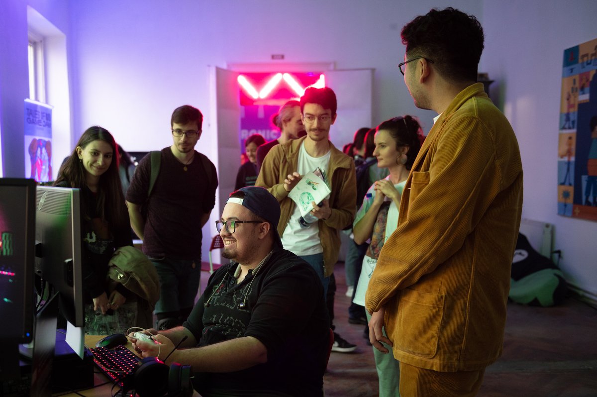 At #clujotronic showing Pinni and the Lost Voice 💛🌸

I can't wait to DESTROY those smiles with even MORE FEROCIOUS BOSSES😈😈😈

#indiegames #indiedev #gamedev #gamedeveloper