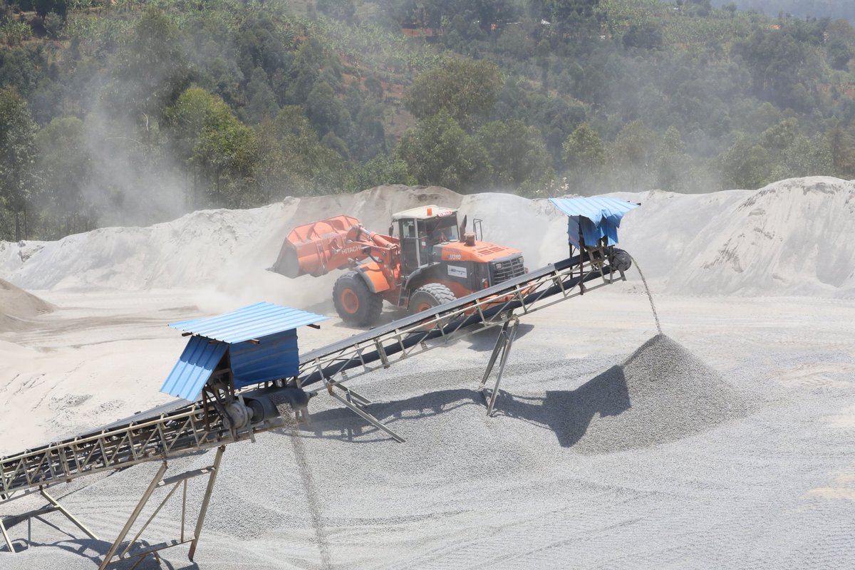 Au 2è jour de la visite dans la région Sud,le Dir Op à l'<a href="/OBM_office/">Office Burundais des Mines et Carrières ( OBM)</a> et sa délégation avec le Com. Prov. de police à Bururi ont visité  les sites d'approvisionnement Gihanga3 à 6 et 8 à #Rutovu ainsi que Manyoni à #Songa qui alimentent la CHE Jiji-Mulembwe.