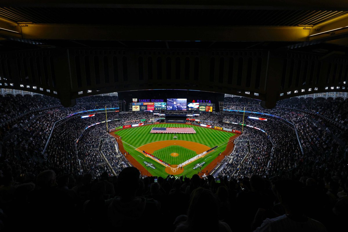 Yankees's tweet photo. There's nothing like October baseball. 

#RepBX https://t.co/B2bCvztyz9