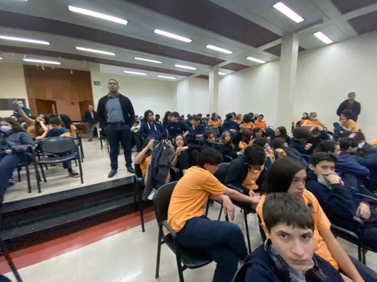 DPP_MetroNorte's tweet photo. 🙋‍♀️🙋Gran interés mostraron cerca de cien alumnos de 7º y 8º del colegio San Juan Evangelista de Las Condes por conocer sus derechos, durante una charla realizada ayer por el defensor penal juvenil, Joaquín Müller, especialista en Responsabilidad Penal Adolescentes (RPA). https://t.co/RINrUhSDrD