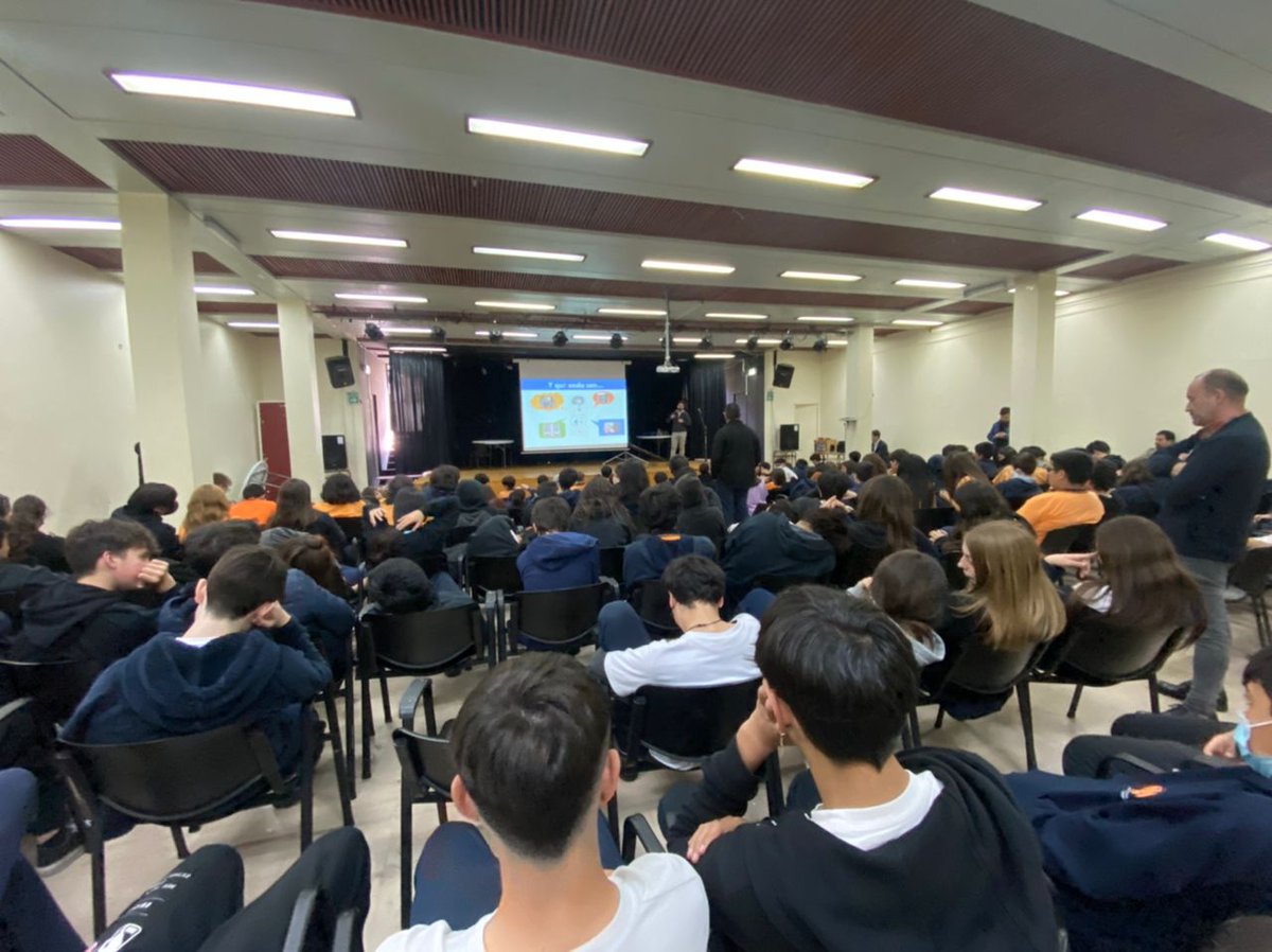 DPP_MetroNorte's tweet photo. 🙋‍♀️🙋Gran interés mostraron cerca de cien alumnos de 7º y 8º del colegio San Juan Evangelista de Las Condes por conocer sus derechos, durante una charla realizada ayer por el defensor penal juvenil, Joaquín Müller, especialista en Responsabilidad Penal Adolescentes (RPA). https://t.co/RINrUhSDrD