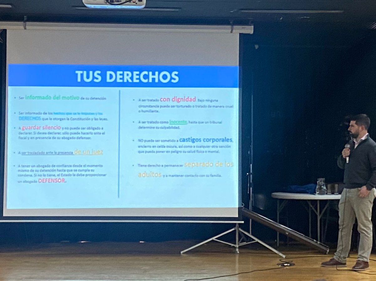 DPP_MetroNorte's tweet photo. 🙋‍♀️🙋Gran interés mostraron cerca de cien alumnos de 7º y 8º del colegio San Juan Evangelista de Las Condes por conocer sus derechos, durante una charla realizada ayer por el defensor penal juvenil, Joaquín Müller, especialista en Responsabilidad Penal Adolescentes (RPA). https://t.co/RINrUhSDrD