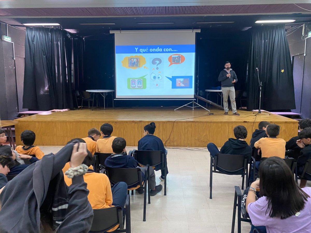 DPP_MetroNorte's tweet photo. 🙋‍♀️🙋Gran interés mostraron cerca de cien alumnos de 7º y 8º del colegio San Juan Evangelista de Las Condes por conocer sus derechos, durante una charla realizada ayer por el defensor penal juvenil, Joaquín Müller, especialista en Responsabilidad Penal Adolescentes (RPA). https://t.co/RINrUhSDrD